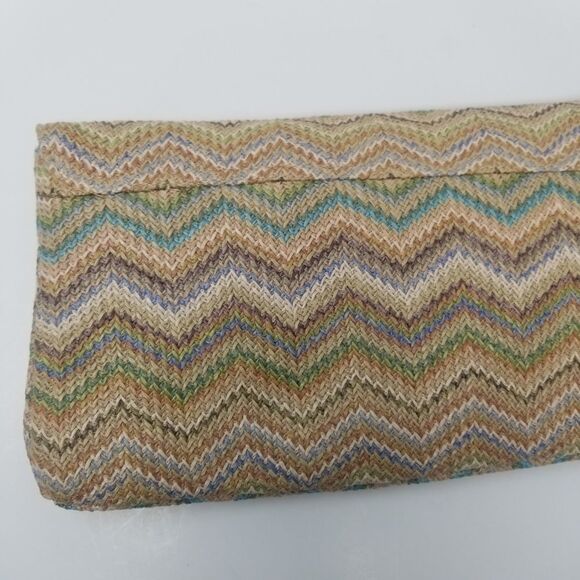 Chevron Print Wristlet/Clutch bag. - Picture 12 of 13